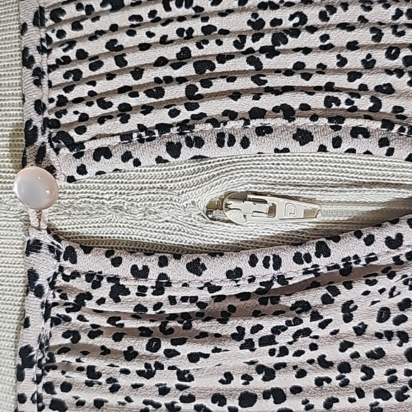 Adrianna  Papell, NWT women's blouse.  Size medium.  Cream with black geometric. - Picture 10 of 12